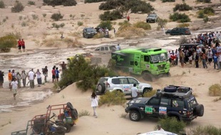 Pour la deuxième fois depuis le départ de Lima le 5 janvier, la nature a joué des tours au 34e Dakar et la 11e étape La Rioja-Fiambala en Argentine a dû être interrompue pour les autos en raison de la subite montée des eaux de deux rivières sur le parcours de la "spéciale", alors que les motos étaient passées deux heures avant les 4 roues.
