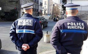 Des policiers municipaux à proximité de la mairie de Nantes.
