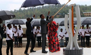 Le président rwandais Paul Kagamé allume la flamme du souvenir au mémorial de Gisozy à Kigali le 7 avril 2015, dans le cadre des commémorations du génocide