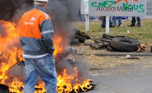 Le président français Nicolas Sarkozy, candidat à sa réélection, a annoncé jeudi que le géant sidérurgique ArcelorMittal allait investir 17 millions d'euros pour redémarrer un haut-fourneau du site menacé de Florange (est) et y développer de nouvelles installations et produits.