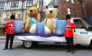 Des ours en peluche géant devant l'hôpital Saint Mary, à Londres, le 1er mai 2015.