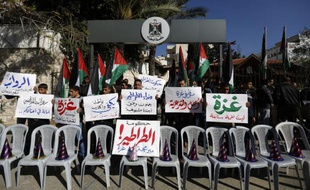 Des fonctionnaires du Hamas manifestent après avoir appris que 50.000 d'entre eux ne pourraient conserver leur poste qu'en fonction des "besoins", le 31 décembre 2014 à Gaza