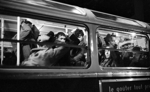 Le 17 octobre 1961, une manifestation pacifique organisée par la branche française du Front de libération nationale (FLN) a été violemment réprimée à Paris, causant la mort de nombreuses personnes.