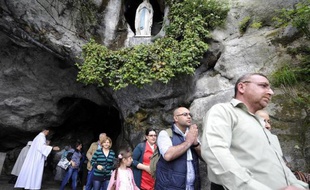 Des chrétiens du Moyen-Orient en procession dans la grotte de Massabielle à Lourdes, le 3 mai 2015