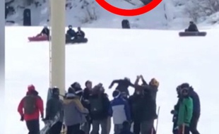 Une fillette de 5 ans s’est retrouvée suspendue à un télésiège dans une station de sports d’hiver dans le sud de la Californie, le 4 mars 2018.
