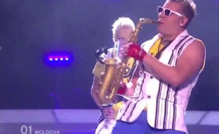 Eurovision: un saxophoniste moldave a retenu l’attention du public en 2010 grâce à son déhanché.