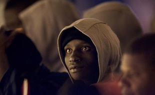 Des clandestins attendent dans le port de Los Cristianos de pouvoir gagner le continent européen, canaries, le 11 février 2008.