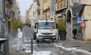 Illustration de nettoyage et désinfection des rues, ici à Marseille.