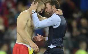 Southgate félicite Dier, auteur du dernier tir au but vainqueur.