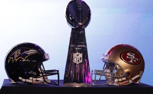 Les casques des San Francisco 49ers et des Baltimore Ravens et trophée Vince Lombardi à la Nouvelle-Orléans, le 1er février 2013.