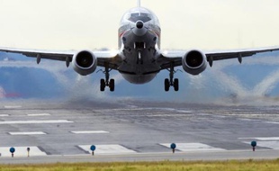 La nouvelle compagnie aérienne American Airlines, issue d'une laborieuse fusion avec US Airways et nouveau numéro un mondial, est entrée en Bourse lundi, officialisant ainsi la sortie de faillite d'American deux ans après son dépôt de bilan.