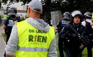 Des «gilets jaunes» devant la police le 18 mai à Reims