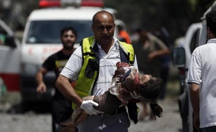 Un médecin palestinien évacue le corps d'une petite fille à Chajaya, en banlieue de Gaza, pilonnée le 20 juillet 2014