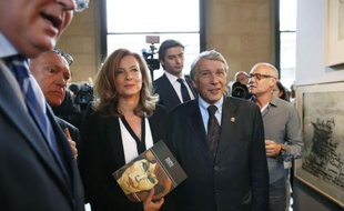 Plus de trois mois après l'affaire du tweet, Valérie Trierweiler endosse un peu plus l'habit de première dame en devenant "ambassadrice" de la Fondation Danielle-Mitterrand, tout en conservant ses activités de journaliste.