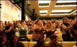 La Rochelle, "c'est deux mondes en parallèle", regrette avec ses camarades une militante à l'Université d'été du PS: "Les ateliers pour les vrais débats, et les petites phrases à la presse qui nous échappent. On nous prend un peu pour des imbéciles".