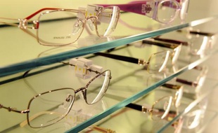 L'opticien Krys souhaite relocaliser une partie de sa production, basée jusqu'ici à Bangkok (Thaïlande), à Bazainville (Yvelines), permettant la création de 30 emplois, mais voit ses plans contrariés par des élus opposés au projet, a déploré son directeur général sur RTL jeudi.
