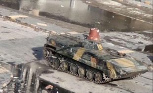 Les observateurs de la Ligue arabe ont débuté mardi leur mission en Syrie en se rendant à Homs, bastion de la révolte contre le régime, où quelque 30.000 personnes manifestaient au lendemain de la mort de plus de 30 civils tués par les forces gouvernementales, selon des militants.