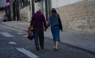 Un couple de personnes âgées main dans la main à Paris, le 14 avril 2020.