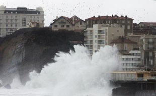 De fortes vagues ont brièvement inondé mardi matin le casino Barrière de la Grande plage de Biarritz et un spa à Saint-Jean-de-Luz, mais n'ont causé aucun dégât majeur dans trois départements du littoral sud-ouest où la vigilance orange vague-submersion a été levée.