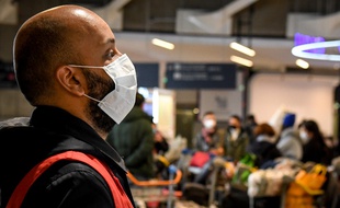 Un agent de l'aéroport de Roissy Charles de Gaulle porte un masque par précaution.