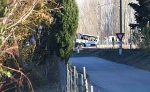 A Millas, un bus scolaire a percuté un train sur un passage à niveau.