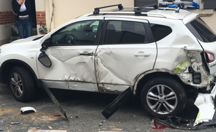 Cette voiture d'un Yonnais a été projetée devant la porte d'entrée de son domicile.