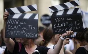 Des salariés d'Eclair manifestent devant le ministère de la Culture, pour protester contre un plan de suppression de 280 postes, le 6 juillet 2015 à Paris