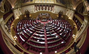 "Obsession sexuelle", "potiches", "gadget": des sénateurs de droite se sont défoulés jeudi contre le scrutin paritaire dans les départements prévu par un projet de loi examiné par le Sénat, provoquant une réaction scandalisée de sénatrices et un débat survolté.