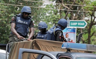 Des dizaines de personnes ont été tuées et au moins 100 blessées lors d'une série d'attaques vendredi soir dans la ville de Damataru, dans le nord-est du Nigeria, ont indiqué samedi des témoins.