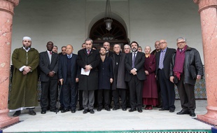 Plusieurs confessions religieuses étaient réunies à la Grande Mosquée de Paris pour une minute de silence, le 8 janvier 2015.
