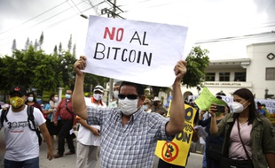 Des manifestants s'opposent au bitcoin comme monnaie légale, au Salvador le 1er septembre 2021.