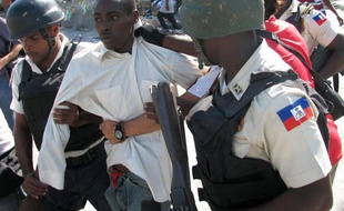 Arrestation durant une manifestation à Port-au-Prince, en Haïti, le 2 décembre 2010.