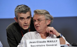 Le nouveau secrétaire général de Force Ouvrière Yves Veyrier au côté de son prédécesseur Jean-Claude Mailly, le 18 février 2011.