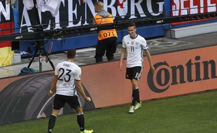 Julian Draxler fête un but avec Mario Gomez le 26 juin 2016.