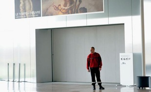 L'inscription au feutre noir sur le tableau de Delacroix, "La liberté guidant le peuple", pour laquelle une femme est en garde à vue depuis jeudi, pourra être "assez facilement" effacée, a estimé vendredi le directeur du Louvre-Lens, Xavier Dectot.