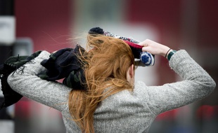 Une jeune femme rousse, les cheveux dans le vent