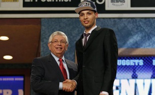 Le basketteur français Evan Fournier (à dr.) lors de la draft NBA, le 28 juin 2012 à Newark.