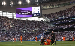 Le VAR, ici en action lors du match entre Tottenham et Newcastle, est utilisé en Premier League depuis cette saison.