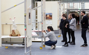 Des oeuvres seront mises en vente au profit d'enfants malades du CHU de Rennes. Ici exposées au sein du couvent des Jacobins, le nouveau centre des congrès.
