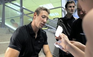 Alain Bernard, qui a battu trois records du monde et remporté deux titres aux championnats d'Europe de natation à Eindhoven (Pays-Bas), a intégré mardi la gendarmerie comme gendarme adjoint volontaire (GAV), a-t-on appris vendredi à la Direction générale de la gendarmerie nationale (DGGN).