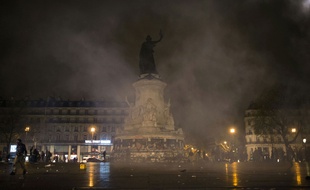 Des gaz lacrymogèbes ont été ulisiés vendredi 22 avril par les forces de l'ordre place de la République.