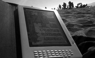 Le Kindle DX d'Amazon, sur la plage de Santa Monica, en juillet 2009