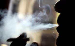 Plus d'un actif sur trois (36%) déclare avoir été exposé à la fumée de tabac sur son lieu de travail au cours des six derniers mois, révèle vendredi un sondage Harris interactive réalisé pour l'association Droits des non fumeurs (DNF).