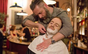 Laurent, le barbier des Faubourgs, s'occupe de la barbe du chanteur de Dionysos Mathias Malzieu, lors de la 7e édition du Paris Jazz Roots Dance Festival à La Bellevilloise, en avril 2013.