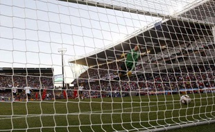 Mais le fait de match le plus marquant est ce but refusé à Frank Lampard, qui aurait permis à l'Angleterre de recoller à 2-2. Le ballon avait pourtant franchi la ligne.