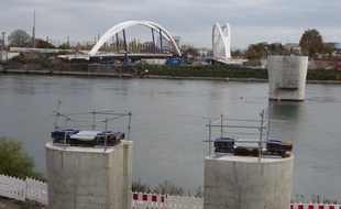 Strasbourg, le 6 novembre 2015 - Travaux du pont sur le Rhin reliant Strasbourg à Kehl via la ligne de tramway D de la CTS.