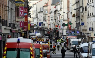 Des policiers dans une rue de Saint-Denis lors d'une opération antiterroriste contre des hommes retranchés dans un appartement, en lien avec les attentats de Paris, le 18 novembre 2015
