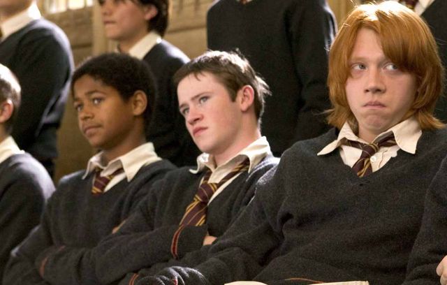 Non, car il reprend le flambeau à Devon Murray, au centre, pour incarner Seamus Finnigan.