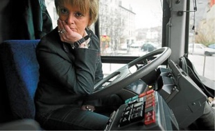 Béatrice Bernard conductrice de bus depuis douze ans, affirme qu'elle est fière d'exercer ce métier.