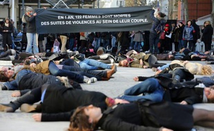Des féministes de "Ni Putes, Ni Soumises" lors d'une simulation d'agression devant le Centre Pompidou, le 25 novembre 2012 à Paris